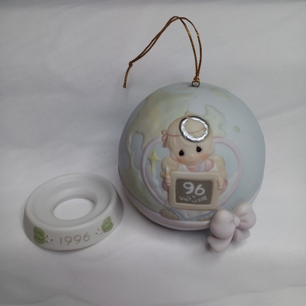 Precious Moments Vintage Christmas Ornament 1996 Peace On Earth Enesco Figurine